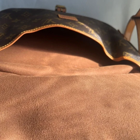 Louis Vuitton Crossbody - Picture 6 of 8